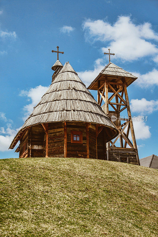 塞尔维亚Mokra Gora - 2019年3月23日:Drvengrad村。Drvengrad(意为木材城)也被称为Kustendorf和Mecavnik。这是塞尔维亚电影导演埃米尔·库斯图里卡为他的电影《生命是奇迹》建造的一个传统村庄。现在Drvengr